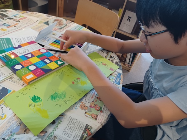 お絵かきする様子